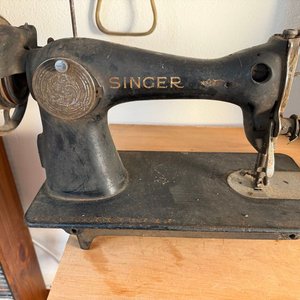 2 Máquinas de Coser Antiguas Singer sobre Mesa de Hierro con Pedal - imagen 4
