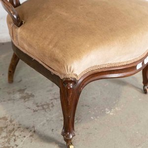 Butaca Victoriana Tapizada en Terciopelo Beige con Respaldo Capitoné - imagen 2