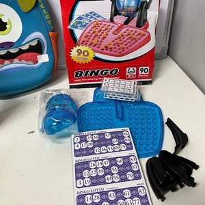 Pack de 4 Juguetes Infantiles: Mochila Monstruo, Bingo, Abeja Voladora y Bola de Cristal - imagen 2