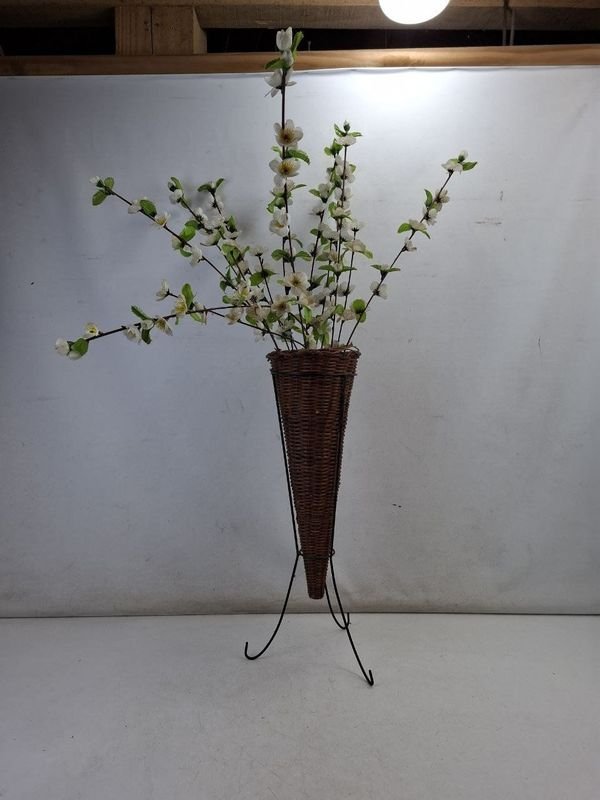 Jarrón de Pie Tejido con Flores Artificiales Blancas y Verdes - imagen 1