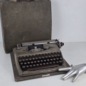 Antigua Máquina de Escribir Alemana con Estuche - imagen 1