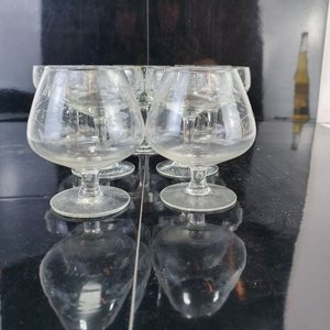 Lote de Cristalería: Licorera, Jarra Azul, Vaso Grabado y Copas de Brandy - imagen 2