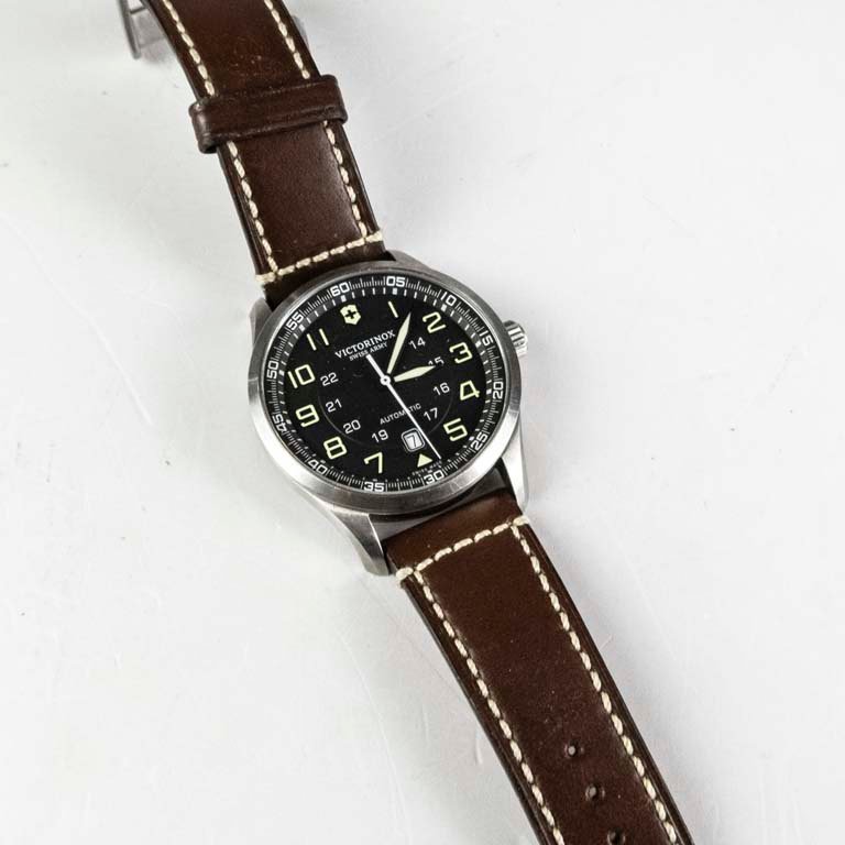 Reloj Victorinox con calendario y malla de cuero - imagen 2