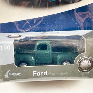 Lote siguiente: Dos Autos a Escala 1/60: Pontiac y Ford Die Cast