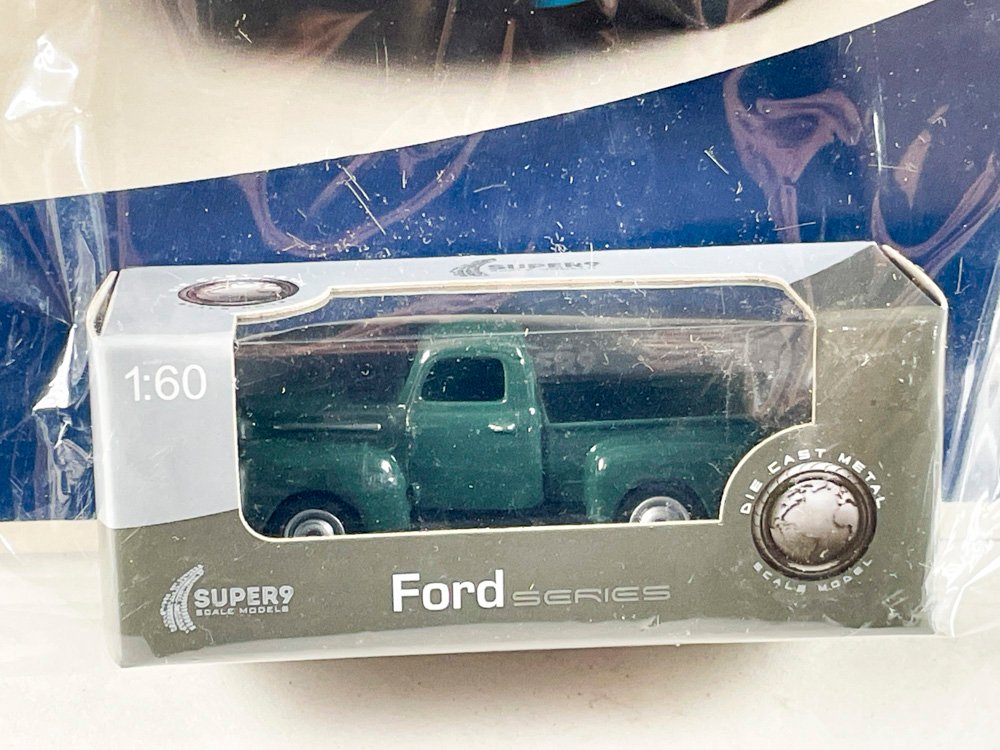 Dos Autos a Escala 1/60: Pontiac y Ford Die Cast