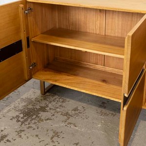 Aparador de Madera con Tres Puertas y Patas Metálicas - imagen 2