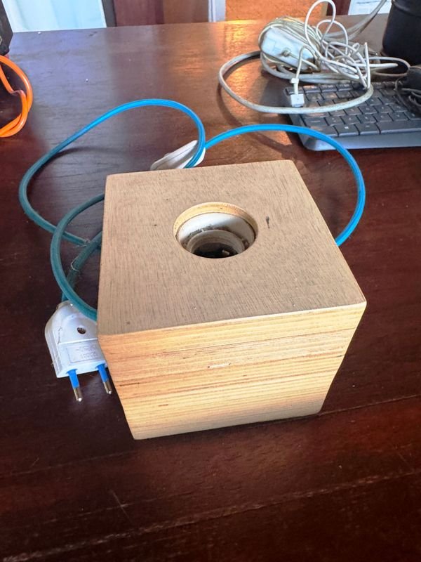Lámpara decorativa de madera con base de cubo - imagen 1