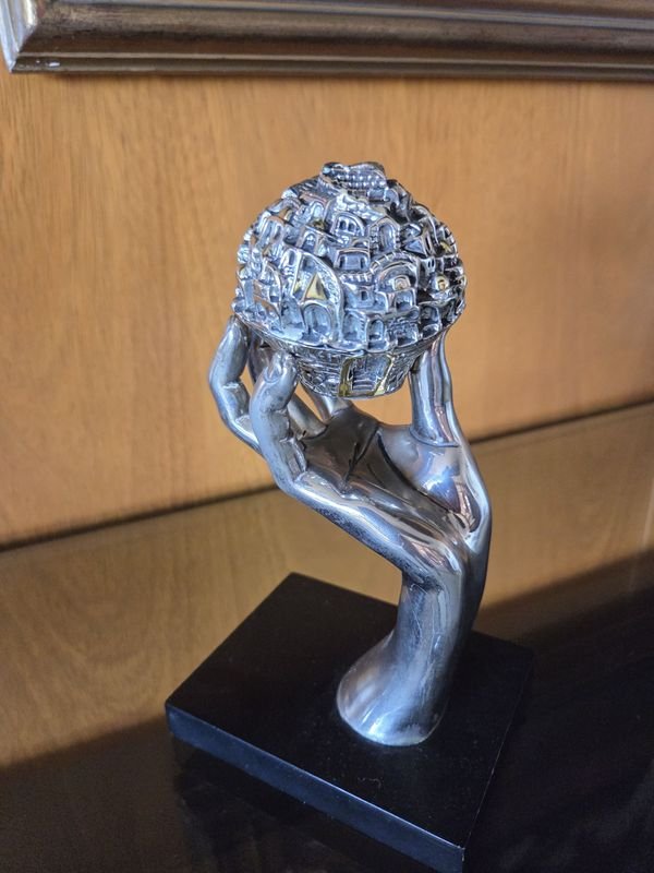 Escultura de plata con mano sosteniendo la bola de Jerusalén - imagen 3