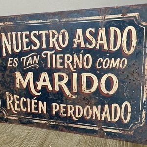 Lote anterior: Cartel Decorativo de Chapa "Nuestro Asado es Tan Tierno Como Marido Recién Perdonado"