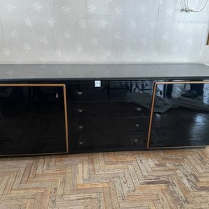 Lote siguiente: Aparador Laqueado Negro con Bordes Dorados - 2.20m