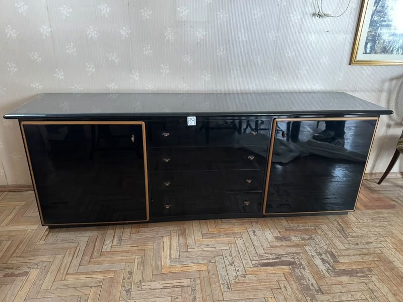 Aparador Laqueado Negro con Bordes Dorados - 2.20m