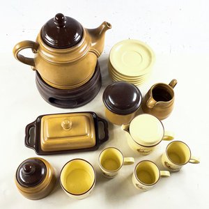 Juego de Cerámica Marrón y Beige: Tetera, Azucarero, Lechera, Mantequera, Tazas y Platillos (16 Piezas) - imagen 2