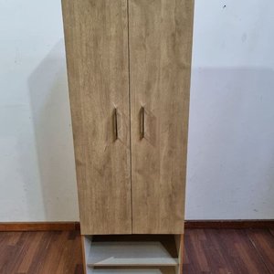 Lote anterior: Mueble de madera con puertas y estantes abiertos