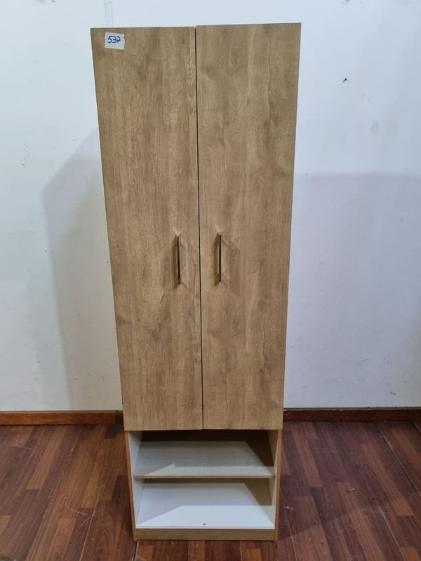 Mueble de madera con puertas y estantes abiertos