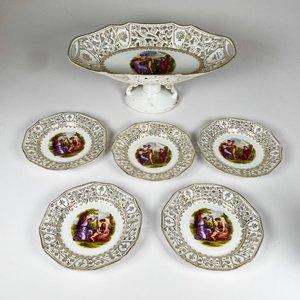 Lote siguiente: Seis piezas de porcelana alemana borde calado decorado damas, centro con pie y platillos