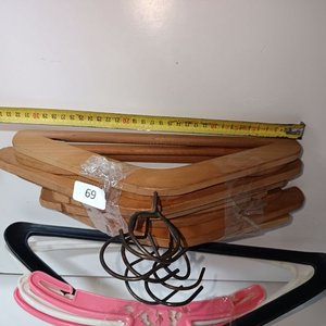 Lote de Perchas de Madera y Plástico - imagen 3