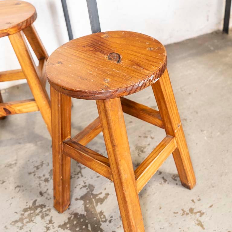Mesa alta de madera y hierro con cuatro taburetes - imagen 2