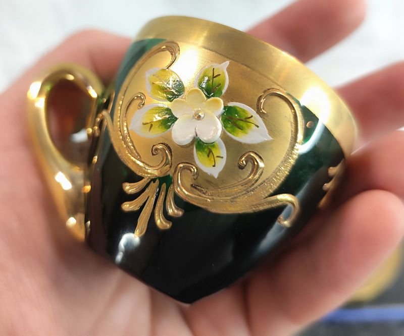 Platito y tacita de café demitasse en vidrio verde con diseño floral - imagen 3