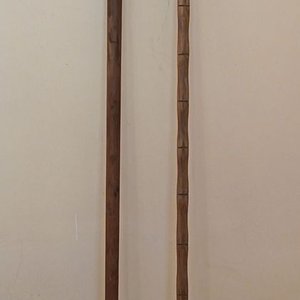 Revistero de Madera con Dos Bastones y Plato Decorativo - imagen 7
