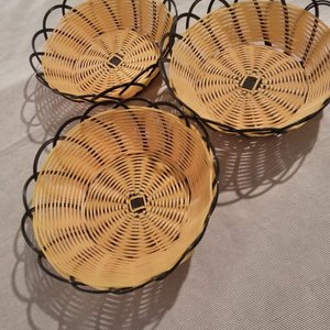 Lote siguiente: Set de 3 Paneras Redondas de Mimbre Sintético