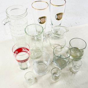 Lote de 12 Vasos y Jarras de Vidrio con Monogramas y Logos - imagen 4
