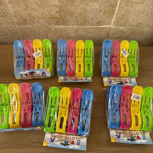 Set de 6 paquetes de 4 tendedores de ropa plásticos - imagen 2