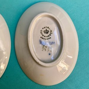 Par de platitos en porcelana sellada Royal Copenhagen - Dinamarca. Numerados. Periodo Art Nouveau. Diámetro: 10.5 x 8 cm. - imagen 5