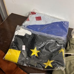 Bolso Verde, Cinturón de Cuero y Dos Banderas - imagen 3