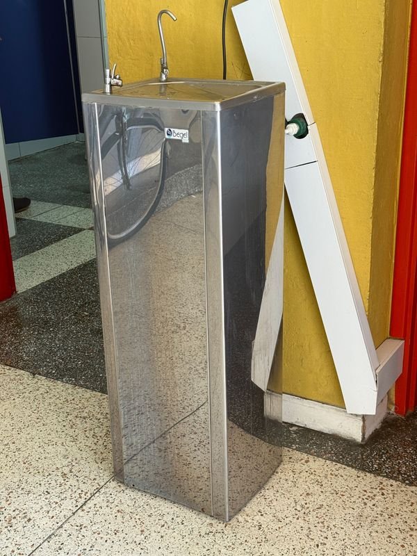 Bebedero en funcionamiento con accesorios