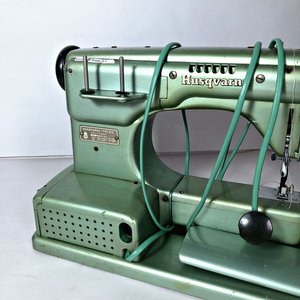 Máquina de Coser Husqvarna Modelo 21E con Pedal y Estuche - imagen 2