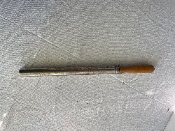 Inflador Manual Antiguo de Metal con Mango de Madera - imagen 1
