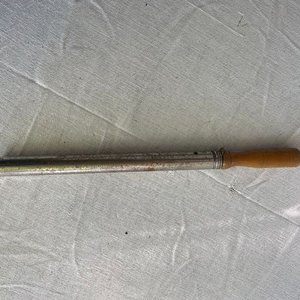 Inflador Manual Antiguo de Metal con Mango de Madera - imagen 1