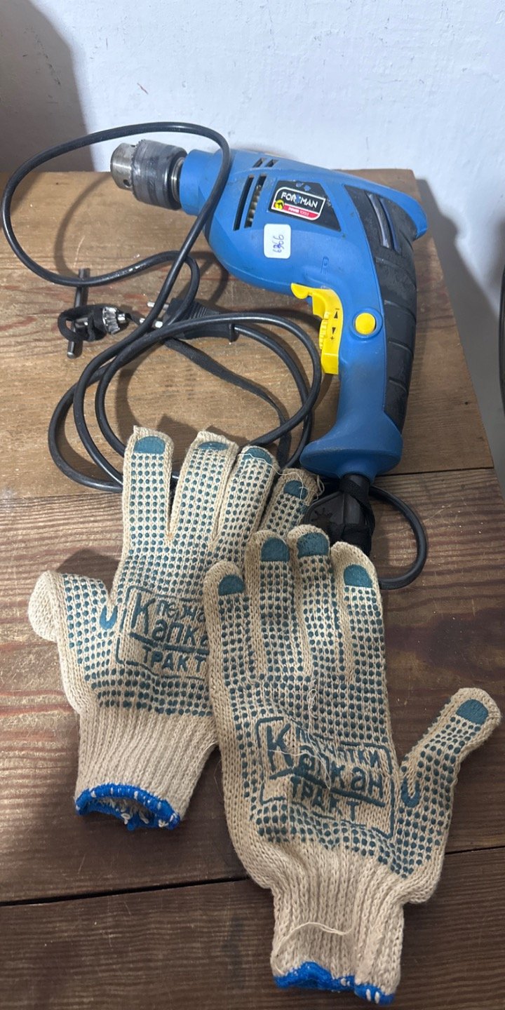 Taladro Eléctrico Azul y Par de Guantes de Trabajo