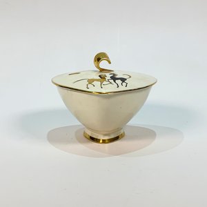Lote siguiente: Bombonera Triangular de Porcelana Alemana Kronach OCA Bavaria con Decoración de Caballos