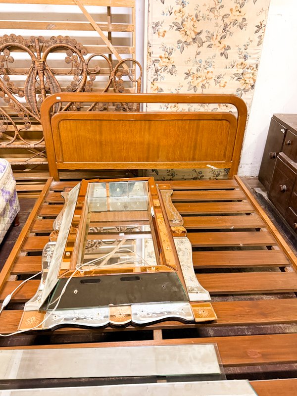 Respaldo de Cama y Espejo Decorativo Estilo Clásico