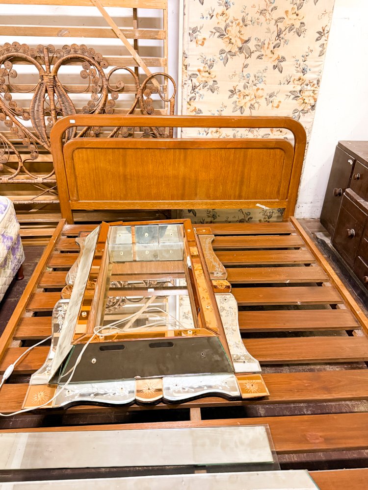 Respaldo de Cama y Espejo Decorativo Estilo Clásico