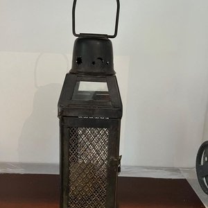 Lote anterior: Farol de Hierro Vintage con Detalles Estrellados y Lunares