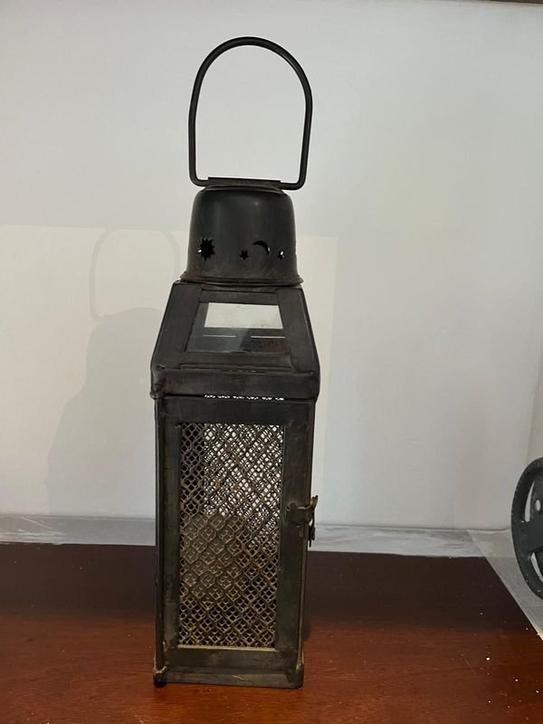 Farol de Hierro Vintage con Detalles Estrellados y Lunares