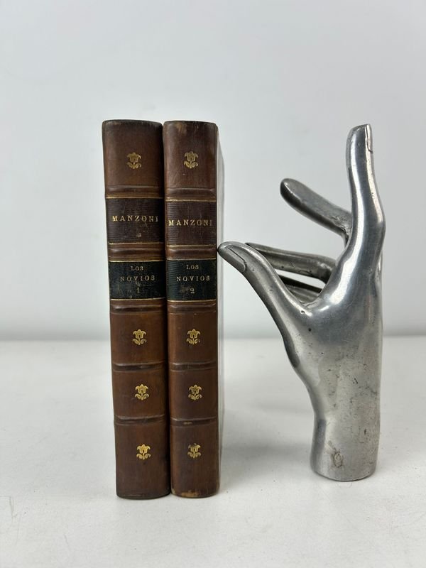 Lote siguiente: Dos tomos de 'Los novios' de Alessandro Manzoni, novela histórica ambientada en la Milán del siglo XVII, edición en castellano (París, 1884)