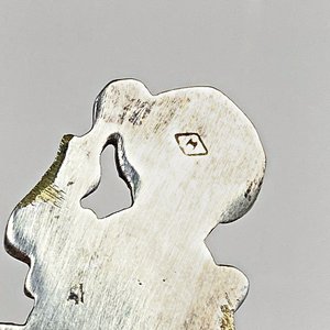 Cuchara Yerbera Antigua Metal Plateado con Personaje Detallado - imagen 3
