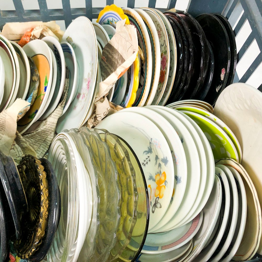 Gran lote de platitos variados en porcelana, loza y vidrio - imagen 3