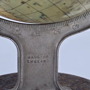 Lote de Coleccionables Vintage: Globo Terráqueo y Tazas Pluna - imagen 5