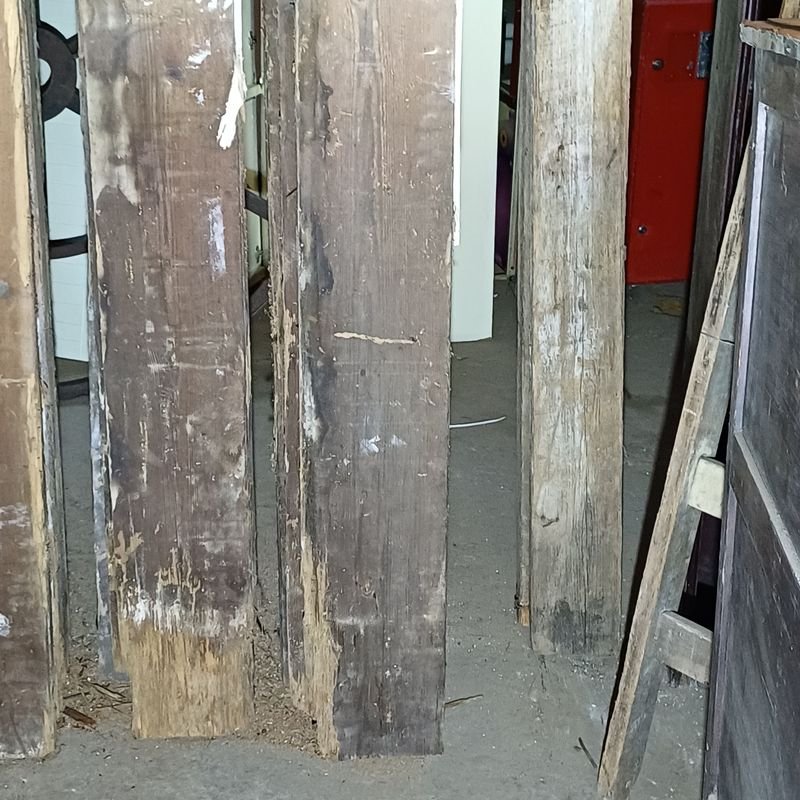 Seis tirantes de pinotea con rastros de polilla para decoración - imagen 4