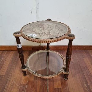 Lote siguiente: (L829) 1 pieza - Mesita Ratona De Dos Pisos Con Tableros Decorativos