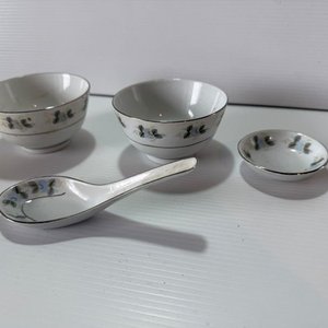 Lote de Tazas de Café, Tetera y Adornos de Loza con Detalles - imagen 3