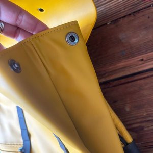 Mochila Amarilla Gastón Luga Splash 13" Impermeable - imagen 8