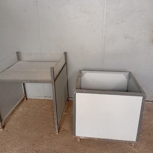 Lote anterior: 2 Cubos Exhibidores Grises con Estantes Transparentes