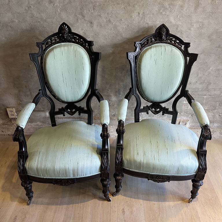 Lote siguiente: Dos sillas de estilo Napoleón III con tapicería de seda y ruedas - Medidas: 63x63x116cm