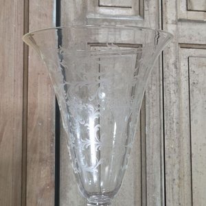 Florero de Cristal Transparente con Grabados Florales y Ornamentales - imagen 1