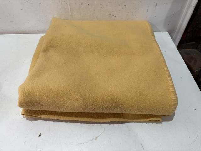 Frazada de 1 Plaza Color Amarillo Suave